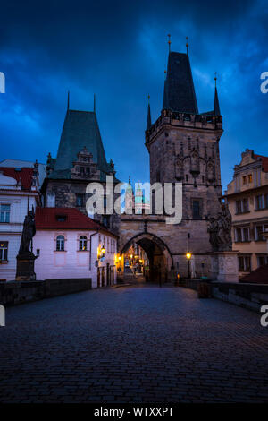 Morgen Blick auf die Karlsbrücke und der Altstädter Brückenturm im historischen Zentrum von Prag. Stockfoto