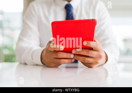 Nahaufnahme des mittleren Alters mit Tablet Mann Stockfoto