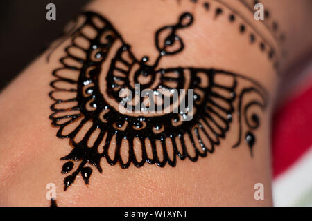 Eine Nahaufnahme Henna Tattoo auf einer Frau die Hand. Mehndi ist eine Form der Body Art. Stockfoto