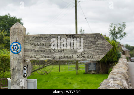 Zeichen, die Route der Pennine Way langen Fußweg in das Dorf von Horton-in-Ribblesdale, North Yorkshire auf ein stumpfes, bewölkten Tag. Stockfoto