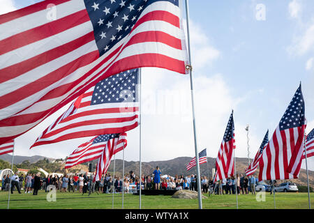 Los Angeles, USA. 11 Sep, 2019. Menschen besuchen die Pepperdine Welle der Flags Anzeige an der Pepperdine University in Malibu, den Vereinigten Staaten, an Sept. 11, 2019, zu trauern um die Opfer der Terroranschläge vom 11. September, die vor 18 Jahren passiert ist. Credit: Qian Weizhong/Xinhua Quelle: Xinhua/Alamy leben Nachrichten Stockfoto