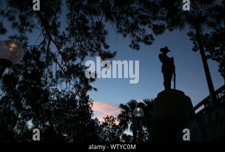 Sydney. 10 Sep, 2019. Foto auf Sept. 10, 2019 zeigt eine Statue von Neuseeland Soldat in der Nähe die Anzac Bridge in Sydney, Australien. Die Anzac Bridge in Sydney Harbour entfernt. Der ursprüngliche Name der Brücke ist "Glebe Insel Brücke". In 1998, der australischen Regierung von New South Wales umbenannt die Brücke als Anzac (Abkürzung des Australischen und Neuseeländischen Armee Korps) Brücke als Denkmal zu Australischen und Neuseeländischen Soldaten, die in der Schlacht von Gallipoli. Credit: Bai Xuefei/Xinhua/Alamy leben Nachrichten Stockfoto