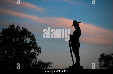 Sydney. 10 Sep, 2019. Foto auf Sept. 10, 2019 zeigt eine Statue von Neuseeland Soldat in der Nähe die Anzac Bridge in Sydney, Australien. Die Anzac Bridge in Sydney Harbour entfernt. Der ursprüngliche Name der Brücke ist "Glebe Insel Brücke". In 1998, der australischen Regierung von New South Wales umbenannt die Brücke als Anzac (Abkürzung des Australischen und Neuseeländischen Armee Korps) Brücke als Denkmal zu Australischen und Neuseeländischen Soldaten, die in der Schlacht von Gallipoli. Credit: Bai Xuefei/Xinhua/Alamy leben Nachrichten Stockfoto