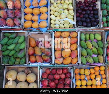 Früchte werden in Fach von Street Hersteller verkauft. Obst Fächer für Verkauf von Mangos, Granatäpfel, Bananen, Pflaumen, Guave, Orangen. Frisches Obst im Shop. Obst Stockfoto