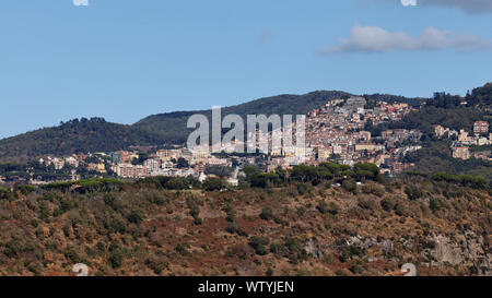 Anzeigen von Rocca di Papa, eine kleine Stadt in den Albaner Bergen, Rom, Latium, Italien Stockfoto