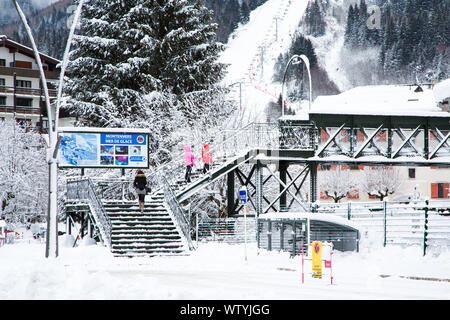 Chamonix, Frankreich - Januar 30, 2015: Wegweiser Montenvers Mer de Glace in Chamonix im Winter Stadt in den Französischen Alpen, Frankreich. Die Menschen in der Nähe von Es Stockfoto