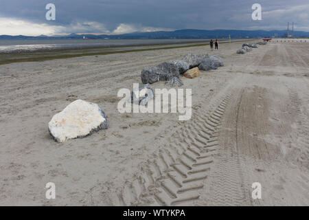 Dollymount Strand bei Bull Insel mit Hafen von Dublin in der Ferne, Irland Stockfoto