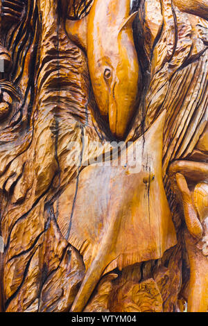 Detail aus einem grossen hölzernen Skulptur (Baum des Lebens) von einem toten Baum außerhalb der Ecke von St. Anne's Park, in der Nähe von Bull Island, Raheny, Irland Stockfoto