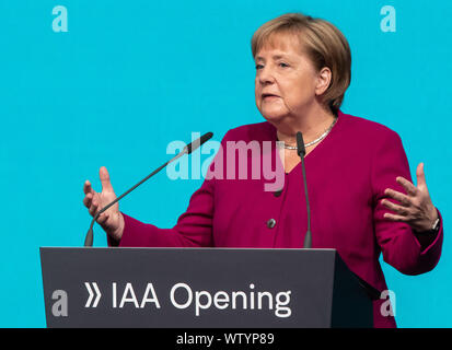 Frankfurt am Main, Deutschland. 12 Sep, 2019. Bundeskanzlerin Angela Merkel (CDU) spricht bei der Eröffnung der IAA. Foto: Frank Rumpenhorst/dpa Quelle: dpa Picture alliance/Alamy leben Nachrichten Stockfoto
