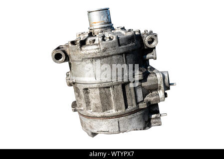 Alte Klimaanlage Kompressor im Auto verwendet wird, auf einen weißen Hintergrund mit einen Freistellungspfad isoliert. Stockfoto