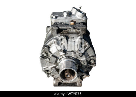 Alte Klimaanlage Kompressor im Auto verwendet wird, auf einen weißen Hintergrund mit einen Freistellungspfad isoliert. Stockfoto