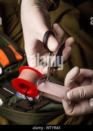 Pocket Militär outdoor Erste Hilfe Kit auf Khaki canvas Hintergrund Stockfoto