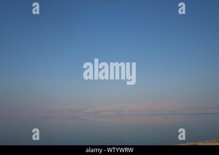 Das Tote Meer ist ein Salt Lake von Jordan im Osten und Israel und der West Bank grenzt im Westen. Es liegt in der Jordan Rift Valley. Stockfoto