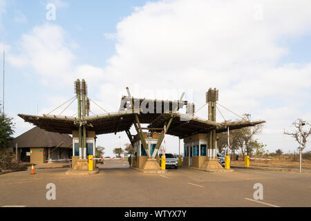 Crocodile Bridge Eingangstor zum Krüger Nationalpark in Mpumalanga, Südafrika mit Autos oder Fahrzeuge und Personen auf einem Winter bewölkter Tag Stockfoto