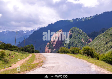 Rock gebrochenes Herz in der jeti Oguz Schlucht Kirgisistan ist mit Nadelwald bedeckt. Stockfoto