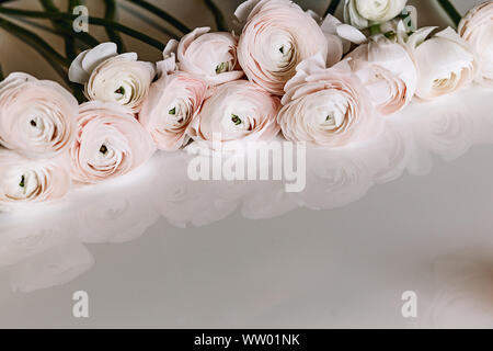 Blumen abstrakt Hintergrund. Schöne Blütenblätter von verwelkten Rosen mit einem Schwimmer, der auf einem weißen Hintergrund. Florale Komposition, Szene, Tageslicht. Tapete. Mann Stockfoto