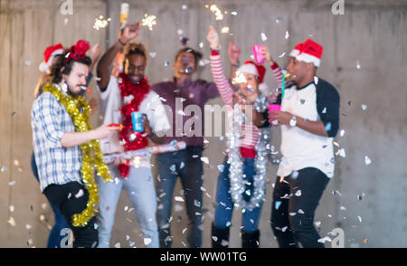 Multiethnische Gruppe junger happy and Business Leute tanzen und in Konfetti Party und Silvester feiern in der betonwand an Stockfoto