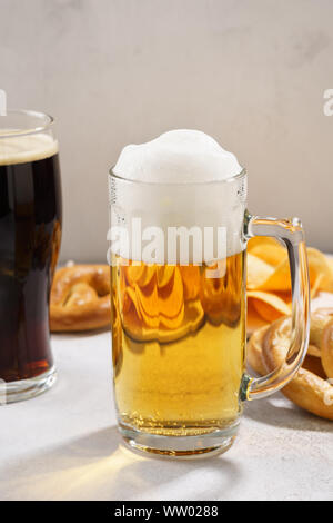 Verschiedene Arten von frisch gezapften Bier - Licht und Dunkel und Snack. Kopieren Sie Platz. Stockfoto