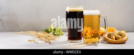 Verschiedene Arten von frisch gezapften Bier - Licht und Dunkel und Snack. Bier Zutaten in den Hintergrund. Banner. Kopieren Sie Platz. Stockfoto