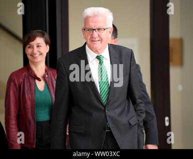 Stuttgart, Deutschland. 12 Sep, 2019. Winfried Kretschmann (Bündnis 90/Die Grünen), Ministerpräsident des Landes Baden-Württemberg, geht an den Staat Pressekonferenz im Landtag. Foto: Bernd Weißbrod/dpa/Alamy leben Nachrichten Stockfoto