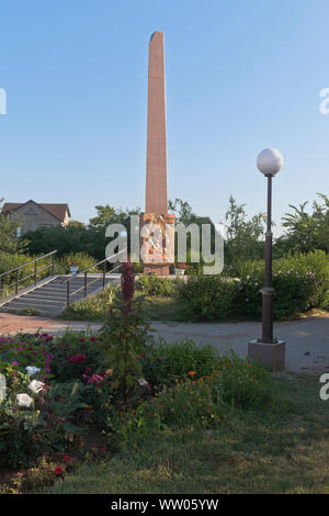 Zaozernoye, Saki Bezirk, Krim, Russland - Juli 20, 2019: Obelisk, Verteidiger des Vaterlandes im Dorf Zaozernoye, Yevpatoriya, Krim Stockfoto