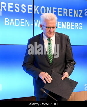 Stuttgart, Deutschland. 12 Sep, 2019. Winfried Kretschmann (Bündnis 90/Die Grünen), Ministerpräsident des Landes Baden-Württemberg, geht an den Staat Pressekonferenz im Landtag. Foto: Bernd Weißbrod/dpa/Alamy leben Nachrichten Stockfoto