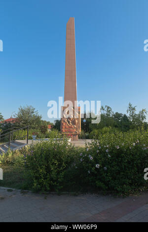 Zaozernoye, Saki Bezirk, Krim, Russland - Juli 20, 2019: Stele der Verteidiger des Vaterlandes im Dorf Zaozernoye, Yevpatoriya, Krim Stockfoto