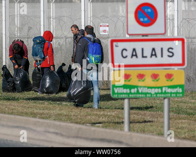 Migrantinnen und Migranten sind auf ein Camp in Calais, Frankreich bewegt. Stockfoto