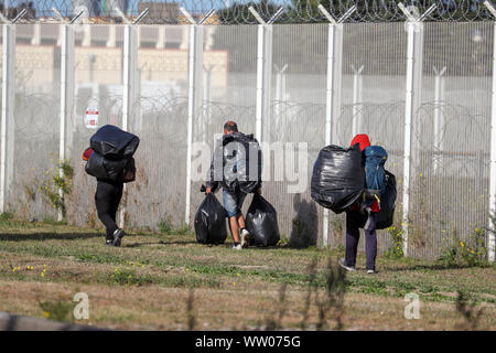 Migrantinnen und Migranten sind auf ein Camp in Calais, Frankreich bewegt. Stockfoto