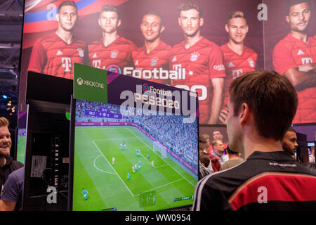 Besucher spielen PES Spiel Bild 2020 von Bayern München Spieler auf der gamescom, die weltweit größte Messe für Computer- und Videospiele in Köln, Deutschland, am 21. August 2019 Stockfoto