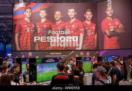 Besucher spielen PES Spiel Bild 2020 von Bayern München Spieler auf der gamescom, die weltweit größte Messe für Computer- und Videospiele in Köln, Deutschland, am 21. August 2019 Stockfoto