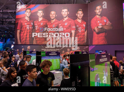 Besucher spielen PES Spiel Bild 2020 von Bayern München Spieler auf der gamescom, die weltweit größte Messe für Computer- und Videospiele in Köln, Deutschland, am 21. August 2019 Stockfoto