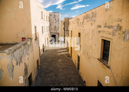 Ruhigen mittelalterlichen gepflasterten Straße in Neapel. Das Castel dell'Ovo ist ein Badeort, der Burg in Neapel, befindet sich auf der Halbinsel Megaride am Golf von Napl Stockfoto