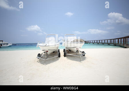 Zwei Yachten mit ihren bunten Segel auf den Malediven weißen Sandstrand öffnen Stockfoto