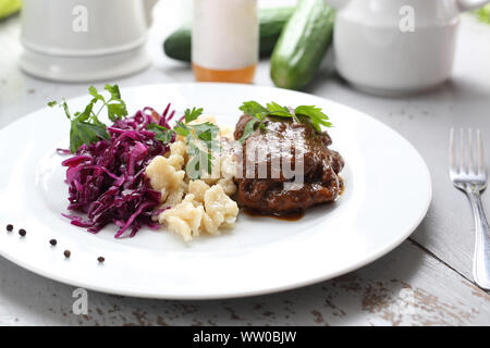 Seitan Rouladen mit Klößen und Rotkohl Salat. Stockfoto