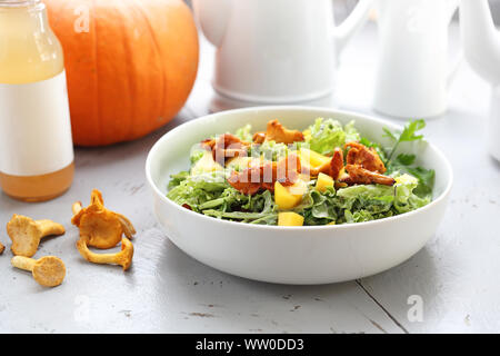 Grüner Salat mit Kürbis und marinierten Pfifferlingen. Stockfoto