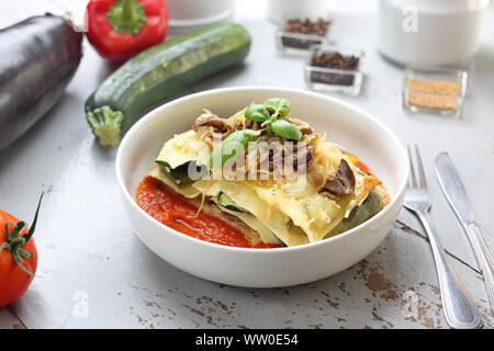 Gemüse Lasagne mit Sweet Chili Sauce. Gemüse, überlagert mit Corn Flakes Stockfoto