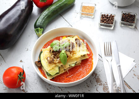 Gemüse Lasagne mit Sweet Chili Sauce. Gemüse, überlagert mit Corn Flakes Stockfoto