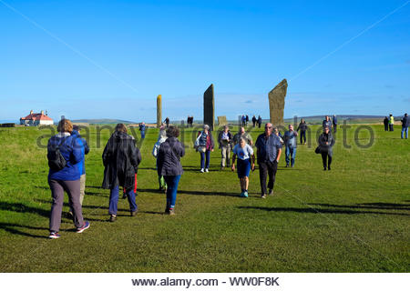 Besucher an der stehenden Steine von Stenness, eine neolithische Denkmal, Stone Circle und Henge, Orkney Schottland Stockfoto