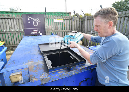 Man Altöl in Recycling Hopper im Rat Recycling center uk Gießen Stockfoto