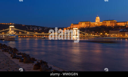 BUDAPEST, Ungarn - 15 April, 2013: Blick auf die Kettenbrücke und die Budaer Burg am westlichen Ufer der Donau in der blauen Stunde aufgenommen. Stockfoto