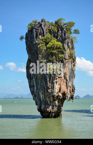 Erstaunlich natürlichen Kalkfelsen betitelt "James Bond Insel' ('Ko Ta Pu'in Thai) in der Bucht von Phang Nga, Thailand. Stockfoto