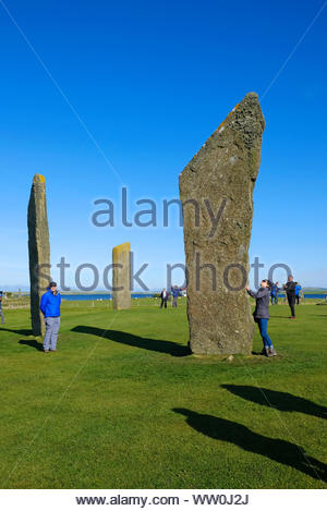 Besucher an der stehenden Steine von Stenness, eine neolithische Denkmal, Stone Circle und Henge, Orkney Schottland Stockfoto