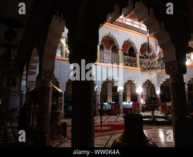 Marrakesch, Marokko - JAN 2019: Innere Hall von Riad in Marrakesch, Marokko. Reich riad Innenraum marokkanischen Stil bogen Treppen und Mosaik Stockfoto