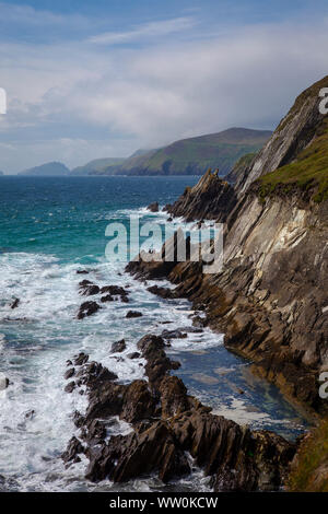Blick auf die Blasket Inseln aus Coumeenoole Strand, Slea Head, Halbinsel Dingle, Kerry, Irland Stockfoto