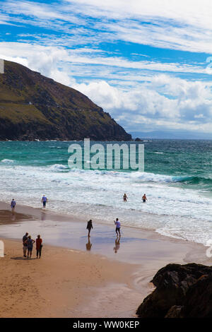 Menschen auf Coumeenoole Strand, Slea Head, Halbinsel Dingle, Kerry, Irland Stockfoto