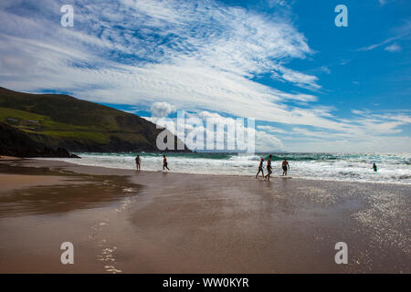 Menschen auf Coumeenoole Strand, Slea Head, Halbinsel Dingle, Kerry, Irland Stockfoto