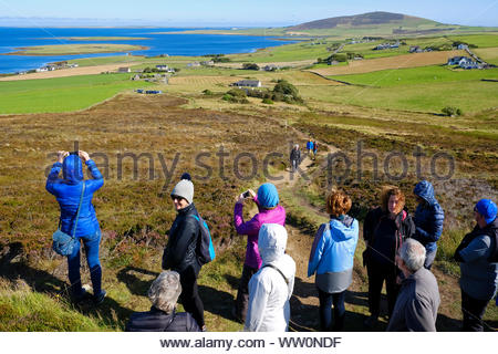 Besucher, an den Hängen des Cuween Hill, eine Neolithische chambered Cairn, Orkney Schottland Stockfoto