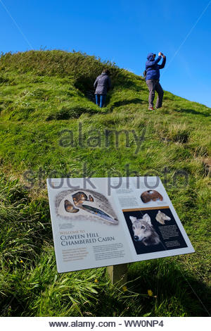 Besucher Cuween Hill, eine neolithische Chambered Cairn, Orkney Schottland Stockfoto