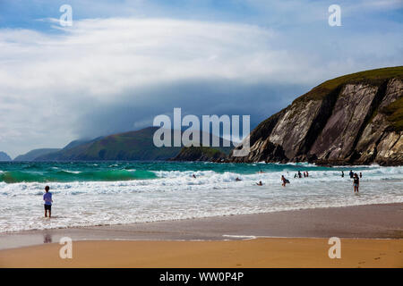 Menschen auf Coumeenoole Strand, Slea Head, Halbinsel Dingle, Kerry, Irland Stockfoto